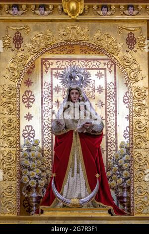 El Almendro, Huelva, Spagna - 13 marzo 2021: Dettaglio della vergine Nuestra Señora de Piedras Albas, all'interno dell'eremo omonimo, situato nel Foto Stock