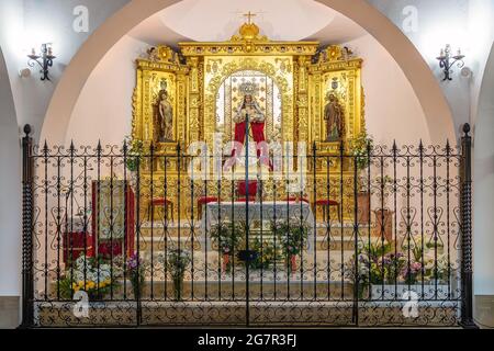 El Almendro, Huelva, Spagna - 13 marzo 2021: Altare maggiore della vergine Nuestra Señora de Piedras Albas, all'interno dell'eremo omonimo, situato in Foto Stock