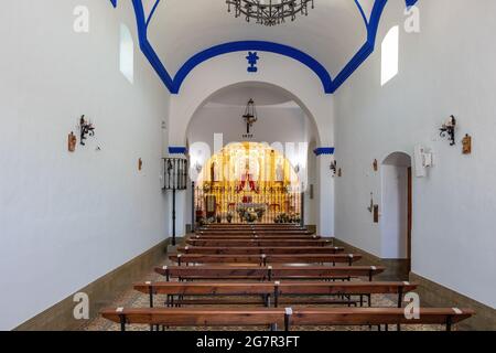 El Almendro, Huelva, Spagna - 13 marzo 2021: All'interno dell'eremo Nuestra Señora de Piedras Albas, situato nella zona del Prado de Osma, El Almendro, con Foto Stock