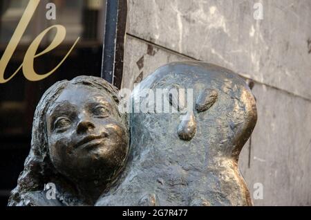 Aquisgrana -Vor dem Café van den Daele in Aquisgrana steht die Statua eines Mädchens, das eine Printe hält. Foto Stock