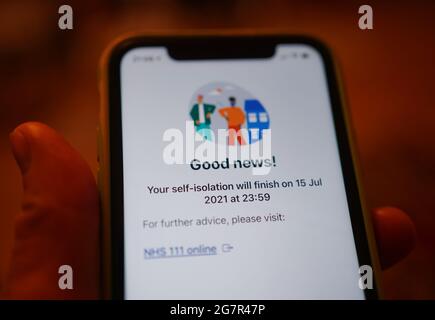 Un messaggio dall'app di tracciamento dei contatti di NHS coronavirus - che informa una persona che il periodo di autoisolamento terminerà presto - viene visualizzato su un telefono cellulare a Londra, durante l'allentamento delle restrizioni di blocco in Inghilterra. Data immagine: Venerdì 16 luglio 2021. Foto Stock