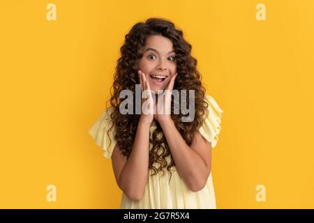 esprimere emozione positiva. cura dei capelli e della pelle. parrucchiere. sorpresa capretto capelli ricci. Foto Stock