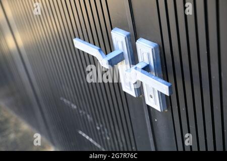 Maniglia esterna della portiera e serratura di sicurezza sulla portiera nera, maniglia e serratura cromate moderne, maniglia in acciaio. Foto Stock