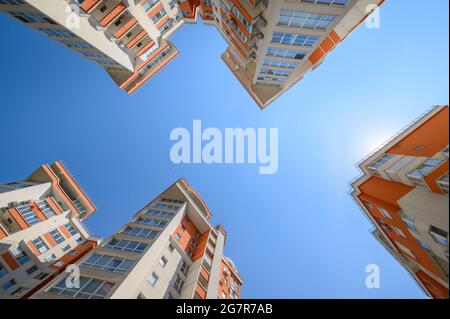 Nuovi e moderni edifici di appartamenti sparati dal basso Foto Stock