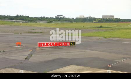 segnaletica sulla taxiway per le indicazioni per l'aeroporto Foto Stock