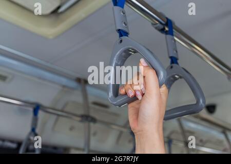 Donne maniglia loop in metropolitana Foto Stock