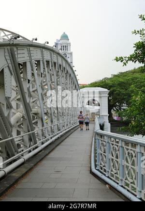 Singapore - Apr. 2018. La gente cammina sul Ponte Anderson sul collegamento del fiume Singapore tra il prato Empress e il Fullerton. Il Ponte fu costruito Foto Stock