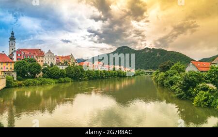 L'affascinante cittadina di Frohnleiten sul fiume Mur, nel distretto di Graz-Umgebung, regione della Stiria, Austria Foto Stock