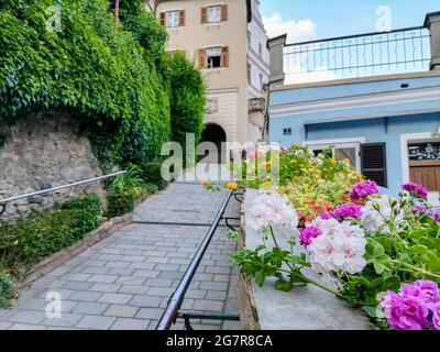 La porta della città vecchia dell'affascinante cittadina di Frohnleiten nel quartiere di Graz-Umgebung, regione della Stiria, Austria Foto Stock