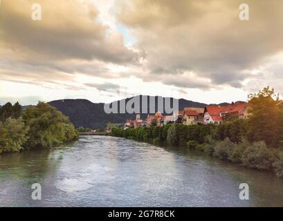 L'affascinante cittadina di Frohnleiten sul fiume Mur, nel distretto di Graz-Umgebung, regione della Stiria, Austria Foto Stock