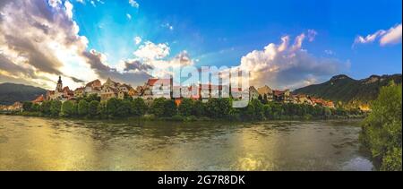 L'affascinante cittadina di Frohnleiten sul fiume Mur, nel distretto di Graz-Umgebung, regione della Stiria, Austria Foto Stock