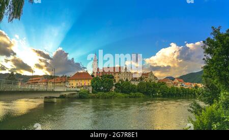 L'affascinante cittadina di Frohnleiten sul fiume Mur, nel distretto di Graz-Umgebung, regione della Stiria, Austria Foto Stock