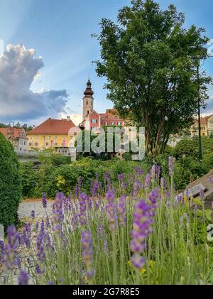 L'affascinante cittadina di Frohnleiten sul fiume Mur, nel distretto di Graz-Umgebung, regione della Stiria, Austria. Messa a fuoco selettiva Foto Stock