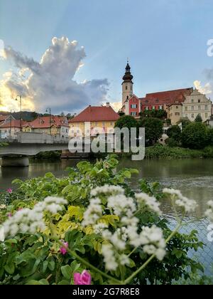 L'affascinante cittadina di Frohnleiten sul fiume Mur, nel distretto di Graz-Umgebung, regione della Stiria, Austria. Messa a fuoco selettiva Foto Stock