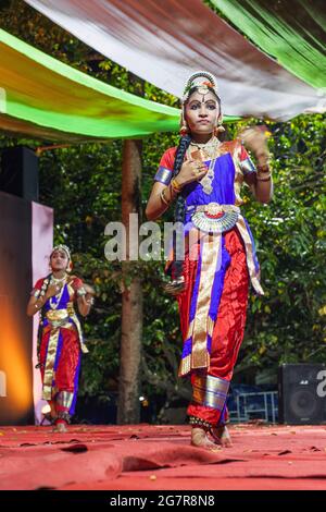 Giovani ballerine classiche indiane in costumi colorati si esibiscono sul palco, Fort Kochi (Cochin), Kerala, India Foto Stock