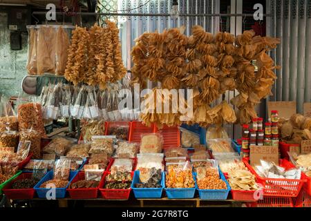 Frutti di mare secchi, una specialità locale, in vendita su una bancarella di strada a Tai o, Isola di Lantau, Hong Kong Foto Stock