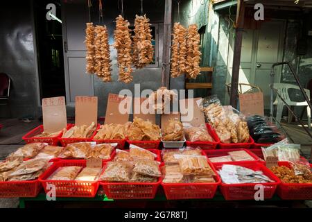 Frutti di mare secchi, una specialità locale, in vendita su una bancarella di strada a Tai o, Isola di Lantau, Hong Kong Foto Stock