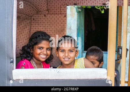 Due graziosi giovani indiani seduti in auto risciò posa per la foto, Fort Kochi (cochin), Kerala, India Foto Stock