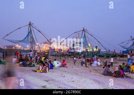 Reti da pesca cinesi dopo il tramonto, Fort Kochi (cochin), Kerala, India Foto Stock