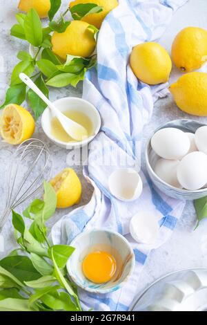 Ingredienti per la preparazione di dolci tradizionali fatti in casa al limone, prodotti da forno estivi freschi Foto Stock
