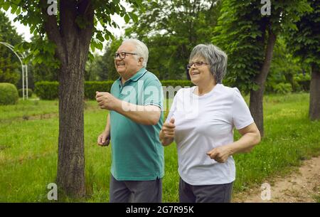 Donna allegra e uomo con capelli grigi nel parco. Foto Stock