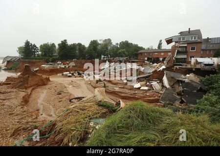 Erftstadt, Germania. 16 luglio 2021. I detriti delle case collassate si trovano nel quartiere di Bessem. Credit: David Young/dpa/Alamy Live News Foto Stock