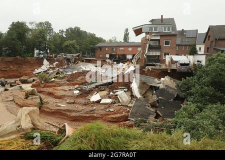 Erftstadt, Germania. 16 luglio 2021. I detriti delle case collassate si trovano nel quartiere di Bessem. Credit: David Young/dpa/Alamy Live News Foto Stock