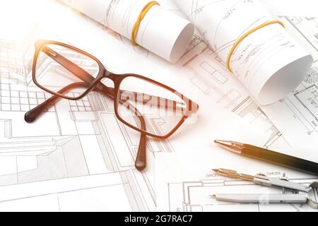 Progetto con attrezzatura per utensili su scrivania per progettazione tecnica costruzione costruzione edificio foto di sfondo Foto Stock