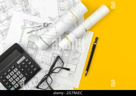 Progettazione di case e progetto di architetto. Disegno di progetti di piani di schizzo sul desktop della tabella da ufficio, vista dall'alto Foto Stock