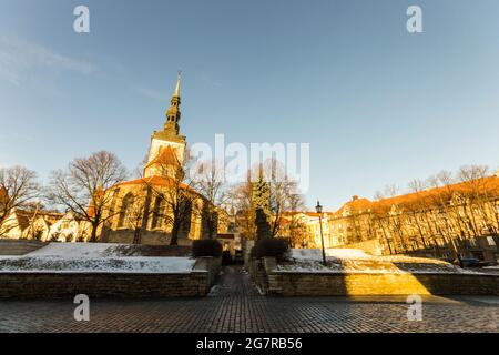 Tallinn, Estonia. Chiesa di San Nicola (Niguliste kirik), un'ex chiesa che oggi ospita il Museo Niguliste, parte del Museo d'Arte dell'Estonia Foto Stock