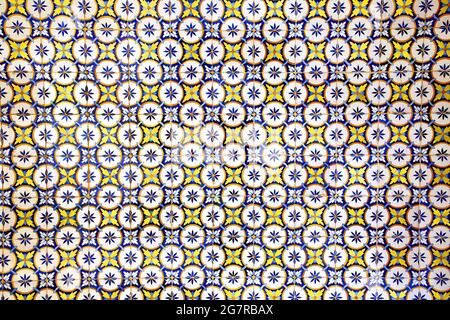 Tradizionali piastrelle di ceramica smaltate blu, giallo e bianco o azulejos che coprono molti edifici a Lisbona, Portogallo. Queste piastrelle portoghesi hanno molti di Foto Stock