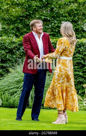 L'Aia, Paesi Bassi. 16 luglio 2021. Re Willem-Alexander, la regina Maxima, la principessa Amalia, la principessa Alexia e la principessa Ariane durante la sessione fotografica estiva a Huis ten Bosch, Palace il 16 luglio 2021. Foto di Robin Utrecht/ABACAPRESS.COM Credit: Abaca Press/Alamy Live News Foto Stock