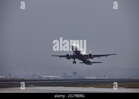 Air India, decollo aereo, aeroporto di Mumbai, aeroporto internazionale Sahar, aeroporto internazionale Chhatrapati Shivaji, CSIA, Bombay, Mumbai, Maharashtra, India, Asia Foto Stock
