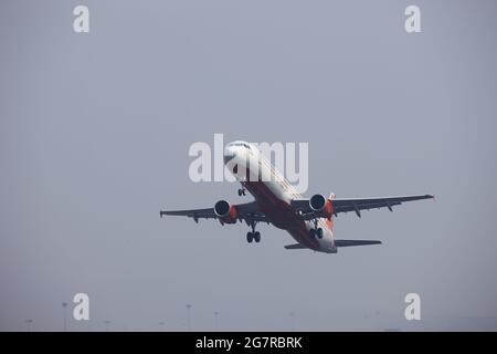 Air India, decollo aereo, aeroporto di Mumbai, aeroporto internazionale Sahar, aeroporto internazionale Chhatrapati Shivaji, CSIA, Bombay, Mumbai, Maharashtra, India, Asia Foto Stock