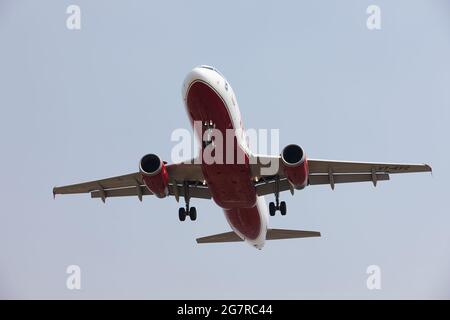 Decollo aereo, aeroporto di Mumbai, aeroporto internazionale Sahar, aeroporto internazionale Chhatrapati Shivaji, CSIA, Bombay, Mumbai, Maharashtra, India, Asia Foto Stock