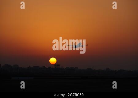 Decollo aereo, aeroporto di Mumbai, aeroporto internazionale Sahar, aeroporto internazionale Chhatrapati Shivaji, CSIA, Bombay, Mumbai, Maharashtra, India, Asia Foto Stock