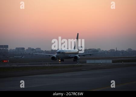 Decollo aereo, aeroporto di Mumbai, aeroporto internazionale Sahar, aeroporto internazionale Chhatrapati Shivaji, CSIA, Bombay, Mumbai, Maharashtra, India, Asia Foto Stock