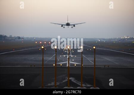 Atterraggio aereo, Aeroporto di Mumbai, Aeroporto Internazionale di Sahar, Aeroporto Internazionale di Chhatrapati Shivaji, CSIA, Bombay, Mumbai, Maharashtra, India, Asia Foto Stock