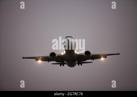 Decollo aereo, aeroporto di Mumbai, aeroporto internazionale Sahar, aeroporto internazionale Chhatrapati Shivaji, CSIA, Bombay, Mumbai, Maharashtra, India, Asia Foto Stock