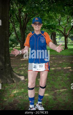 Posato ritratto di una donna solo settimane timido del suo 70 ° compleanno dopo che ha finito una corsa a piedi di 5 km. A Queens, New York. Foto Stock