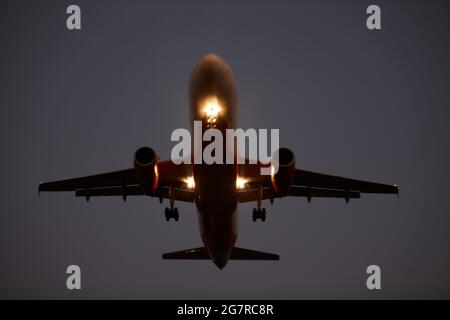 Decollo aereo, aeroporto di Mumbai, aeroporto internazionale Sahar, aeroporto internazionale Chhatrapati Shivaji, CSIA, Bombay, Mumbai, Maharashtra, India, Asia Foto Stock