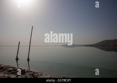 Lago salato del Mar Morto confinante con la Giordania ad est e Israele e la Cisgiordania ad ovest Foto Stock