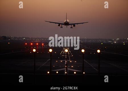 Atterraggio aereo, Aeroporto di Mumbai, Aeroporto Internazionale di Sahar, Aeroporto Internazionale di Chhatrapati Shivaji, CSIA, Bombay, Mumbai, Maharashtra, India, Asia Foto Stock