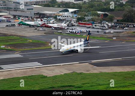 Decollo aereo Jet Airways, aeroporto di Mumbai, aeroporto internazionale Sahar, aeroporto internazionale Chhatrapati Shivaji, CSIA, Bombay, Mumbai, Maharashtra, India, Asia Foto Stock