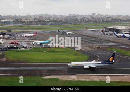 Decollo aereo Jet Airways, aeroporto di Mumbai, aeroporto internazionale Sahar, aeroporto internazionale Chhatrapati Shivaji, CSIA, Bombay, Mumbai, Maharashtra, India, Asia Foto Stock