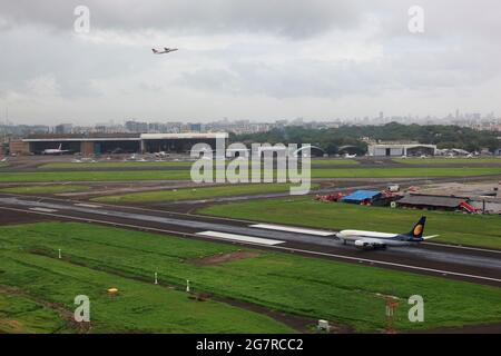 Decollo aereo Jet Airways, aeroporto di Mumbai, aeroporto internazionale Sahar, aeroporto internazionale Chhatrapati Shivaji, CSIA, Bombay, Mumbai, Maharashtra, India, Asia Foto Stock