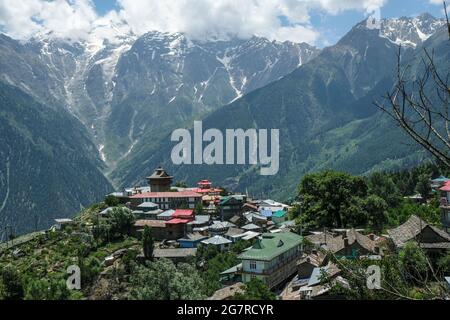 Vista del villaggio di Kalpa in Himachal Pradesh, India. Foto Stock