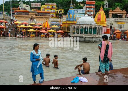 Haridwar, India - 2021 luglio: Pellegrini che nuotano nel fiume Gange a Haridwar il 14 luglio 2021 a Uttarakhand, India. Foto Stock