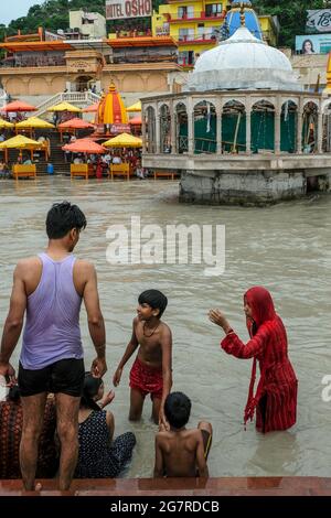 Haridwar, India - 2021 luglio: Pellegrini che nuotano nel fiume Gange a Haridwar il 14 luglio 2021 a Uttarakhand, India. Foto Stock