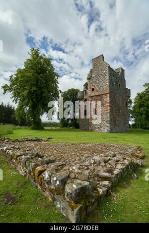 Greenknowe Tower una casa a torre del XVI secolo vicino a Gordon, ai confini scozzesi in un giorno estivo. Foto Stock